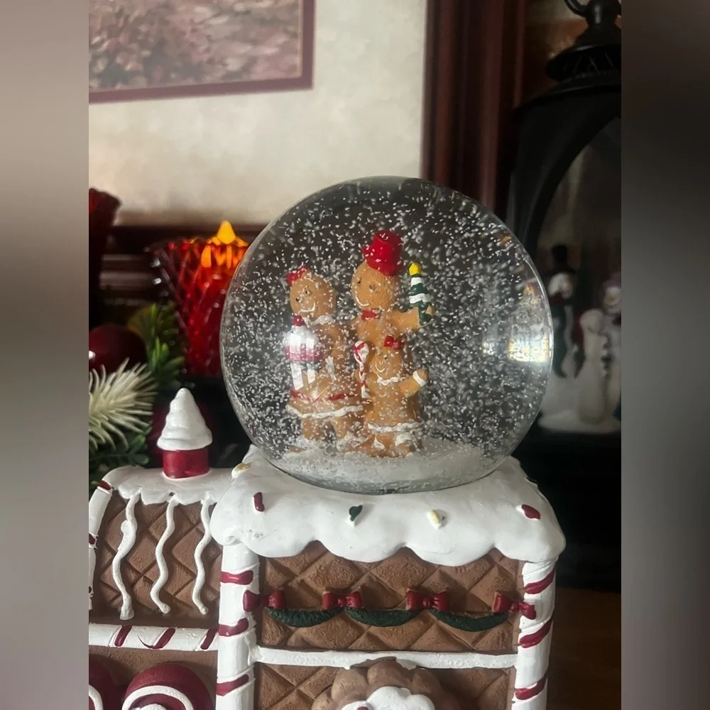 ❤️ Gingerbread Man Christmas Cookie Train Musical Snow globe